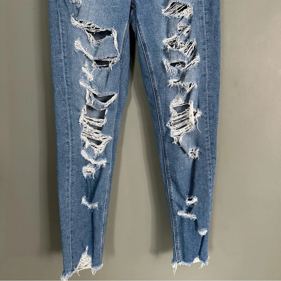 American Eagle Women's Distressed Mom Jean‎ Light/Medium Wash. Size 4 Reg - Picture 3 of 8